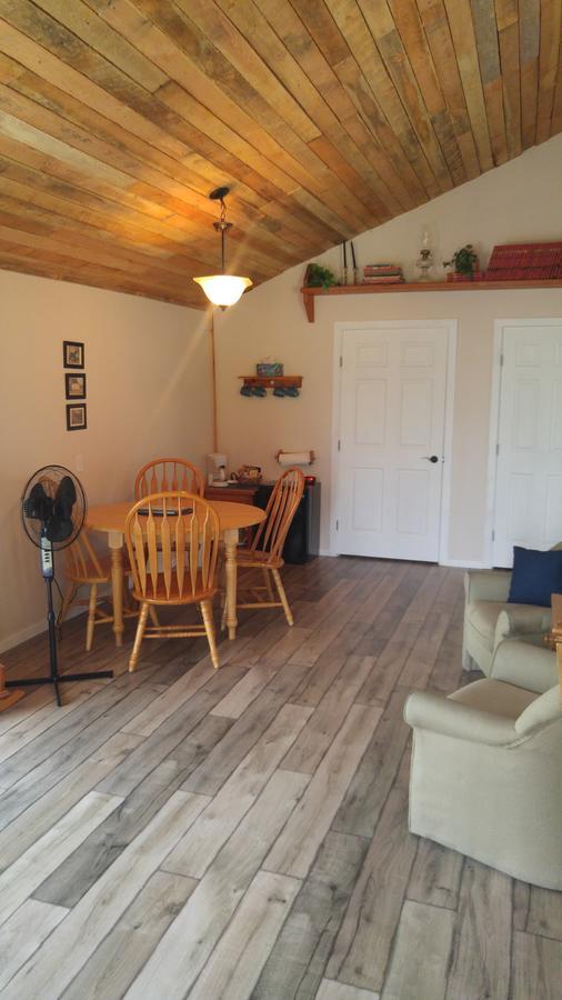 Vila Wolfwood Guest Ranch Clearwater Exteriér fotografie